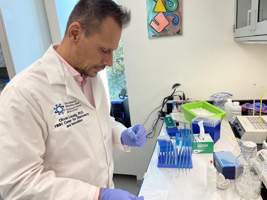  CDI Researcher Dr. Loudig in the lab